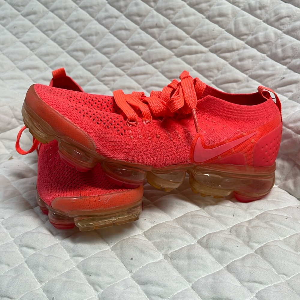 Vapor Max women neon pink
